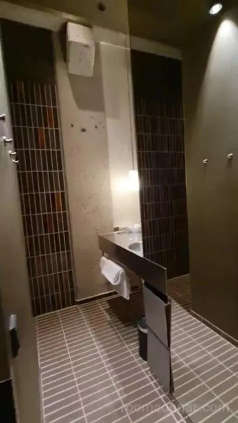 Deluxe Double Room with Round Window bathroom picture #12