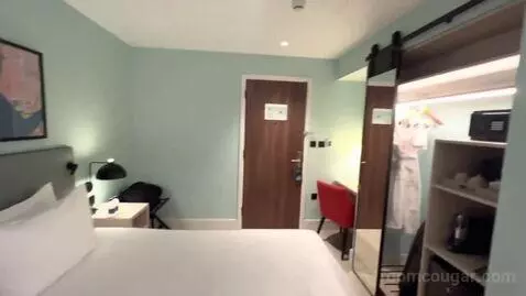 King Room with Balcony - High Floor bed picture #7
