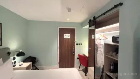 King Room with Balcony - High Floor bed picture #9