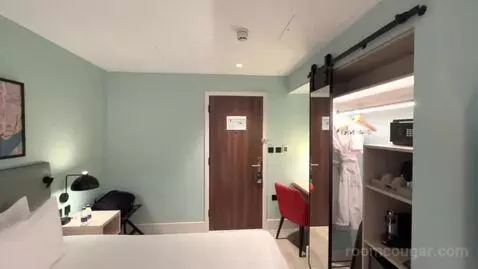 King Room with Balcony - High Floor bed picture #10