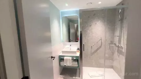 King Room with Balcony - High Floor bathroom picture #1