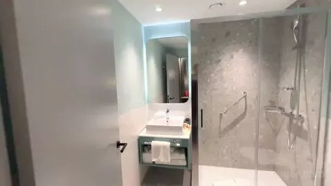 King Room with Balcony - High Floor bathroom picture #2