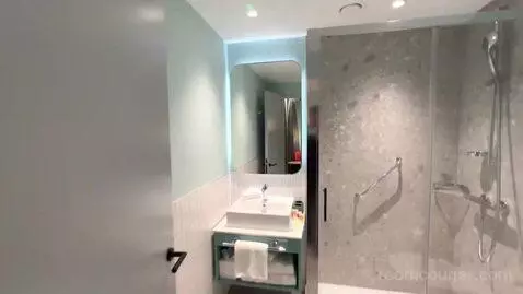 King Room with Balcony - High Floor bathroom picture #3