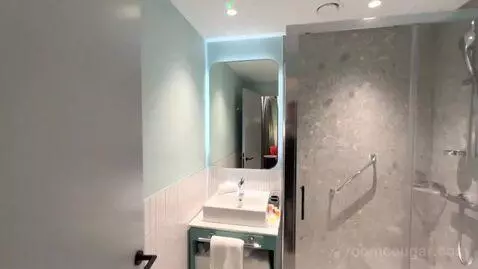 King Room with Balcony - High Floor bathroom picture #4