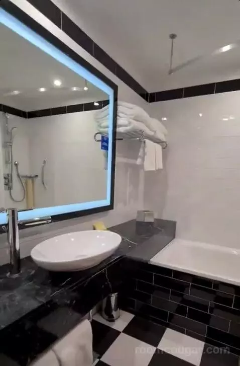 Deluxe King Room bathroom picture #1