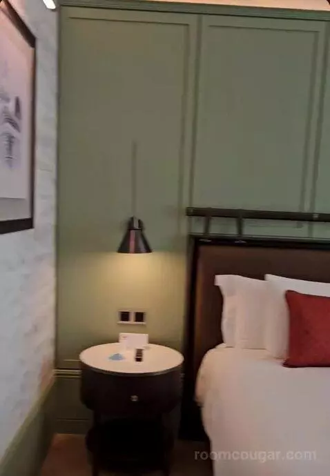 One-Bedroom Suite with Lounge Access bed picture #4