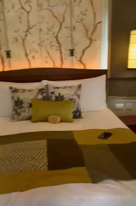 Anantara Pool Suite bed picture #8