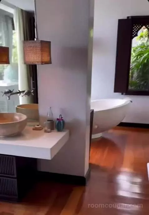 Island Ocean Pool Villa King bathroom picture #1