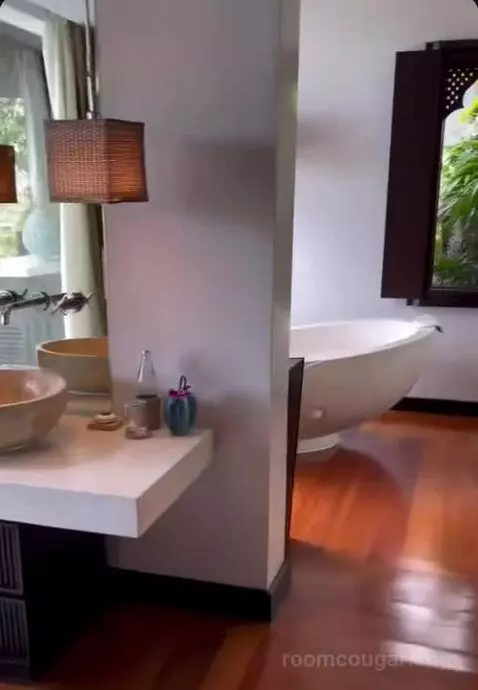 Island Ocean Pool Villa King bathroom picture #3