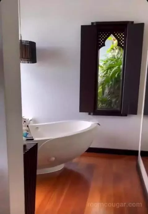 Island Ocean Pool Villa King bathroom picture #4