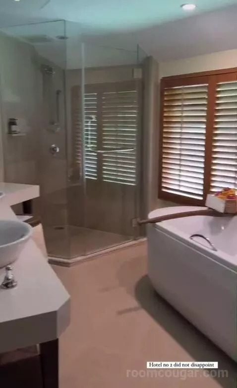 Deluxe Pavilion (90 Sqm, Two-Storey Building with Garden View) bathroom picture #1