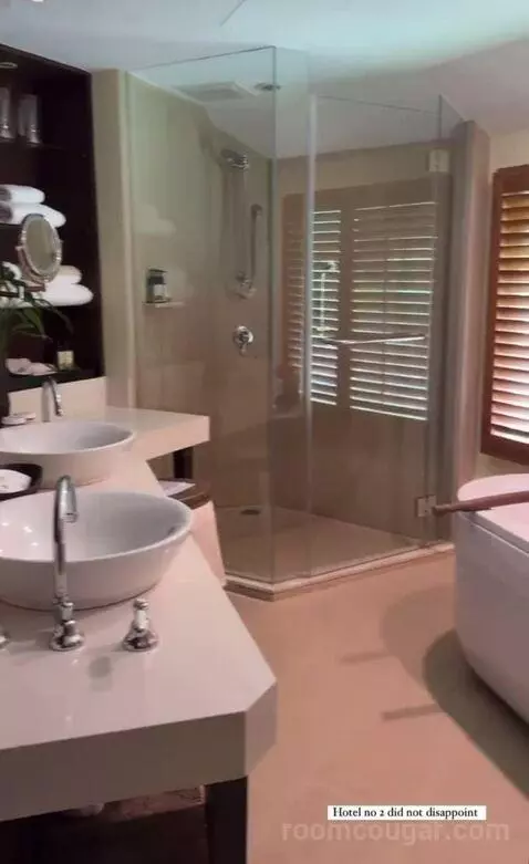 Deluxe Pavilion (90 Sqm, Two-Storey Building with Garden View) bathroom picture #5