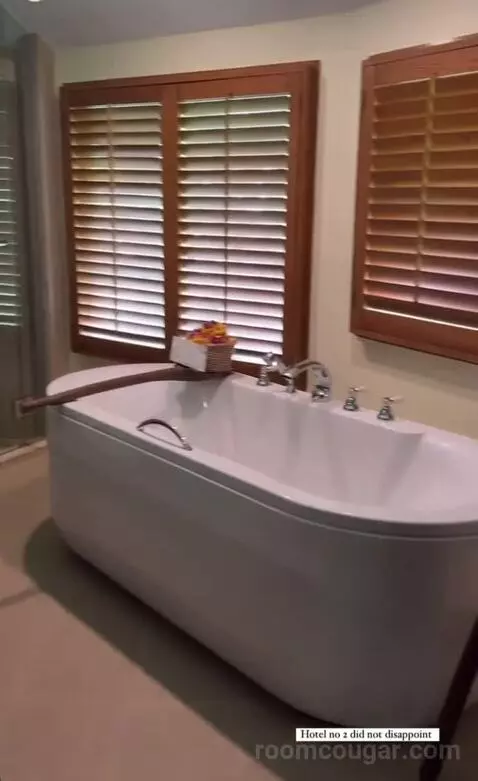 Deluxe Pavilion (90 Sqm, Two-Storey Building with Garden View) bathroom picture #7