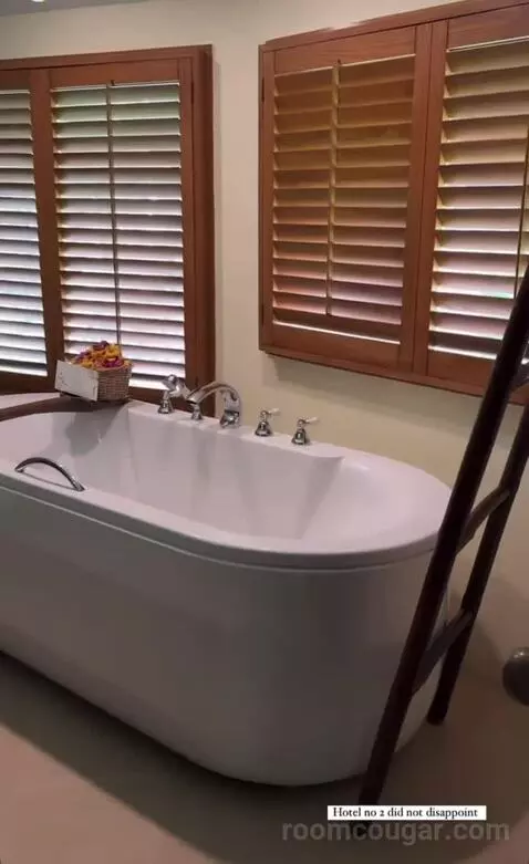 Deluxe Pavilion (90 Sqm, Two-Storey Building with Garden View) bathroom picture #10