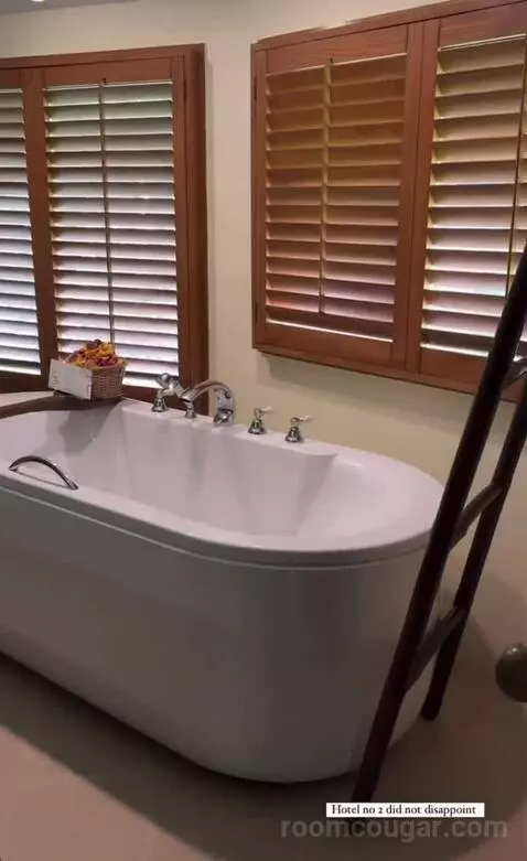 Deluxe Pavilion (90 Sqm, Two-Storey Building with Garden View) bathroom picture #11