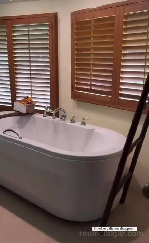 Deluxe Pavilion (90 Sqm, Two-Storey Building with Garden View) bathroom picture #12