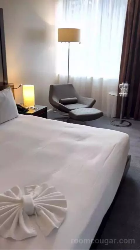 Executive King Room bed picture #10