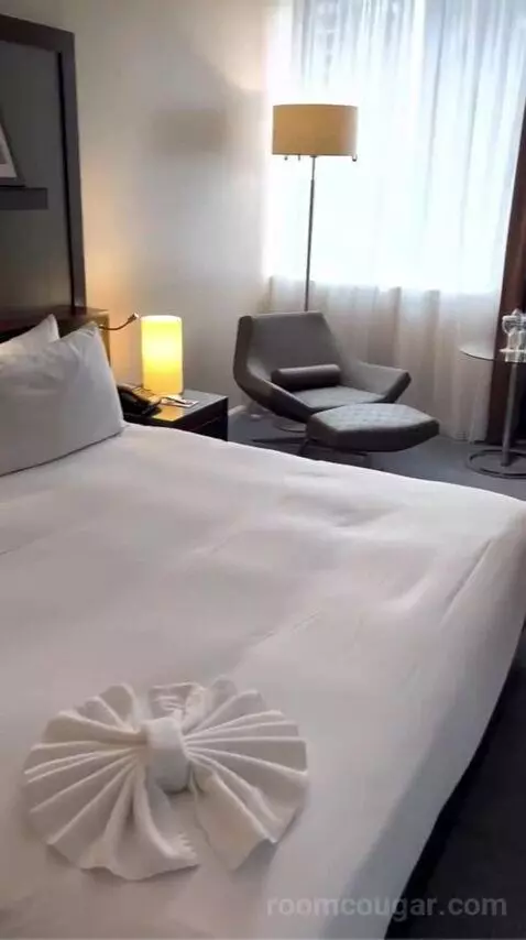 Executive King Room bed picture #11