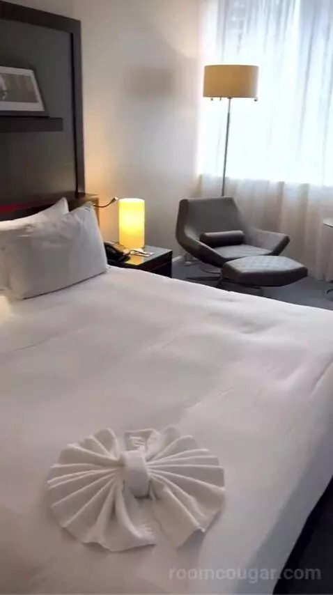 Executive King Room bed picture #12