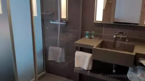Superior Double Room with City View bathroom picture #2