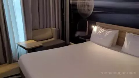 Superior Double Room with City View bed picture #3