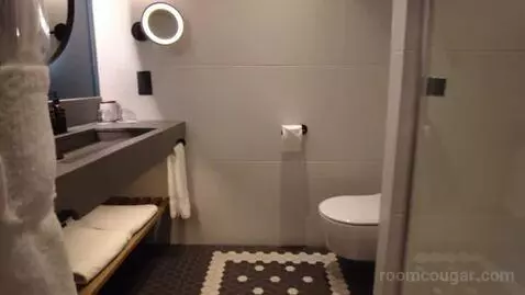 King Gantry Room bathroom picture #2