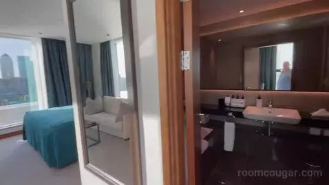 Junior King Suite with City View bed picture #2