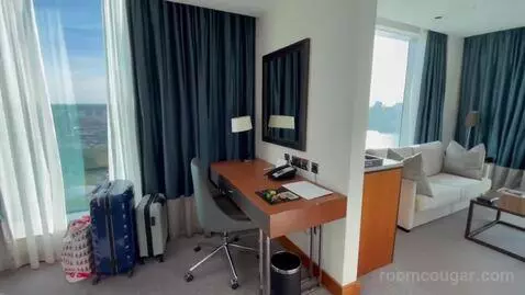Junior King Suite with City View bed picture #3