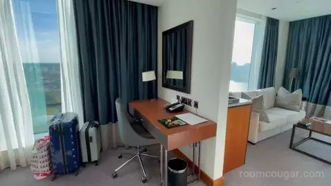 Junior King Suite with City View bed picture #4