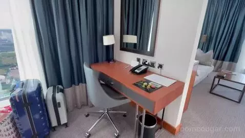 Junior King Suite with City View bed picture #5