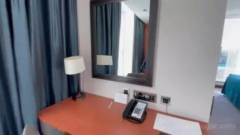 Junior King Suite with City View bed picture #7