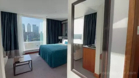 Junior King Suite with City View bed picture #9