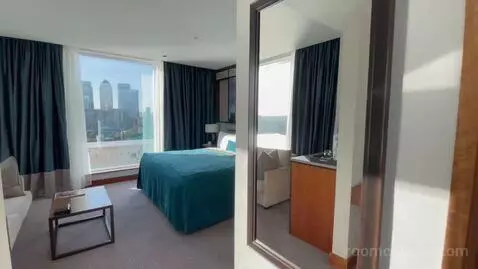 Junior King Suite with City View bed picture #10