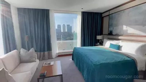 Junior King Suite with City View bed picture #11