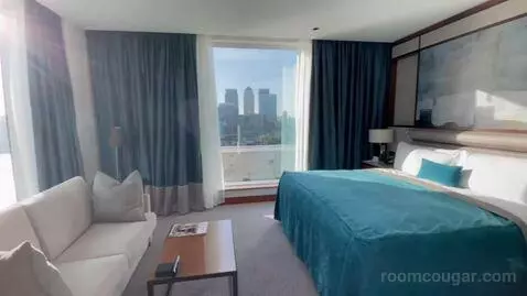 Junior King Suite with City View bed picture #12