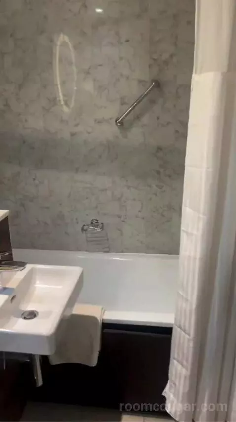 Deluxe Queen Room with View bathroom picture #6