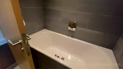 King Room with City View bathroom picture #9