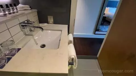 King Room with City View bathroom picture #11