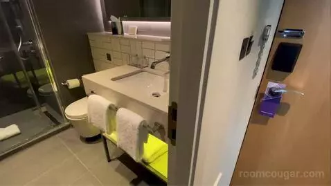 King Room with City View bathroom picture #1