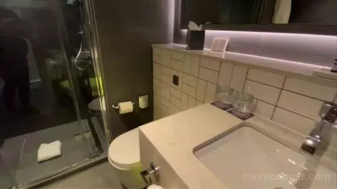 King Room with City View bathroom picture #3
