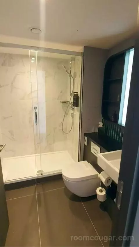 One-Bedroom Queen Suite with Sofa Bed bathroom picture #5