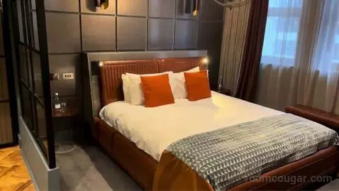Signature Suite bed picture #8