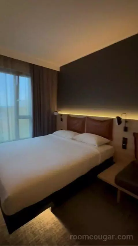 Queen Room bed picture #7