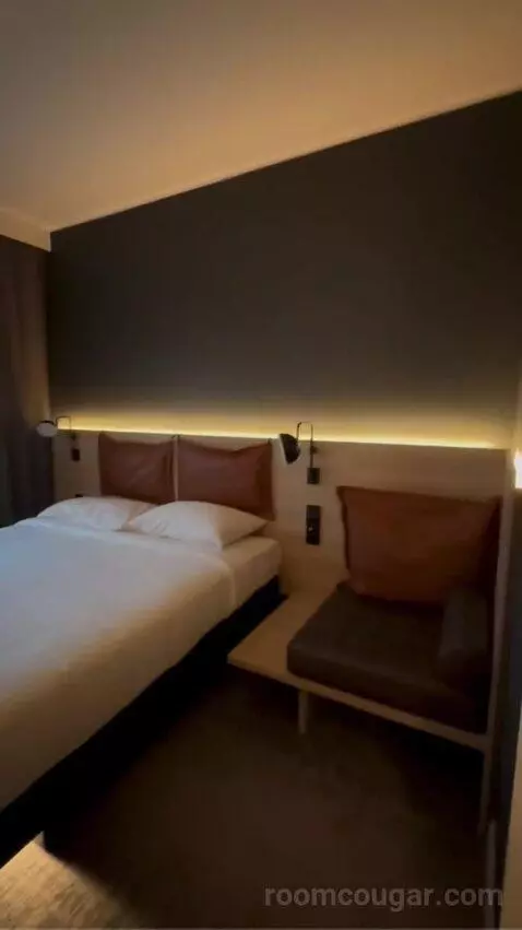 Queen Room bed picture #8