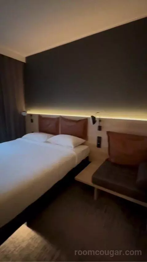 Queen Room bed picture #9