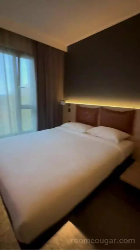 Queen Room bed picture #10