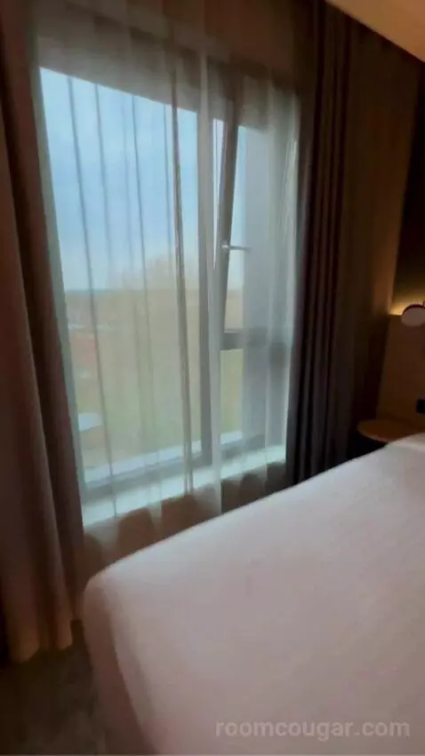 Queen Room bed picture #11