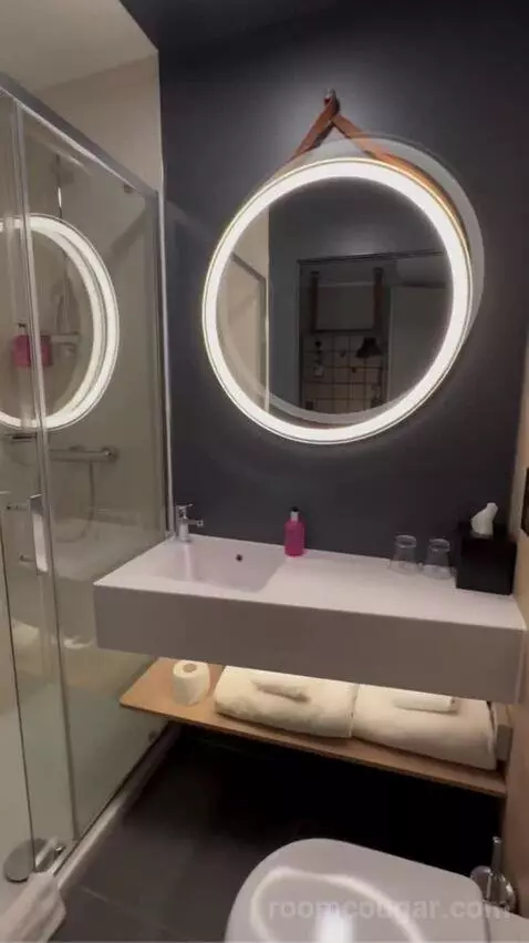 Queen Room bathroom picture #7