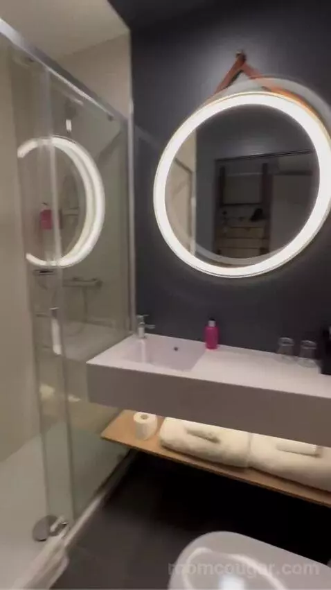Queen Room bathroom picture #9
