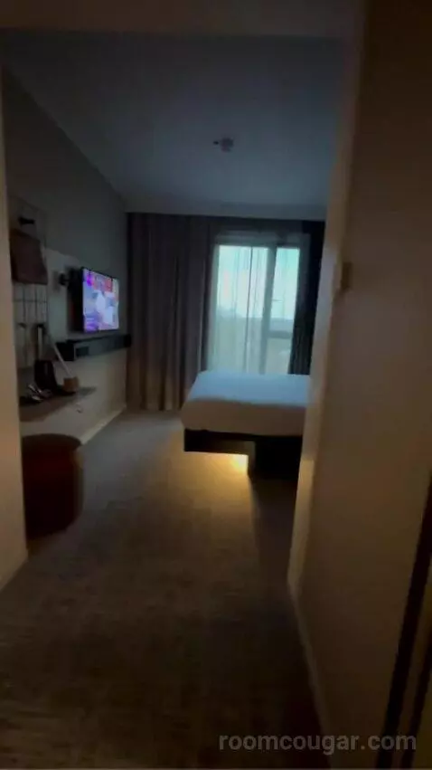 Queen Room bed picture #3